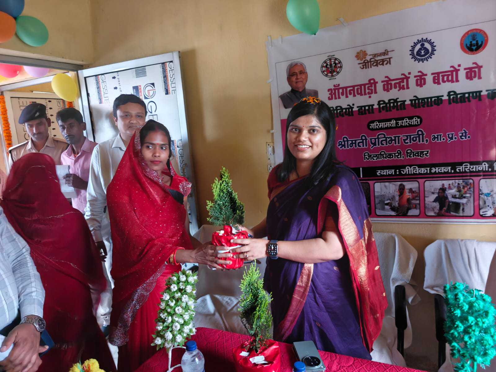 डीएम ने किया जीविका सिलाई केंद्र का उद्घाटन, आंगनबाड़ी के बच्चों को वितरित किए पोशाक*