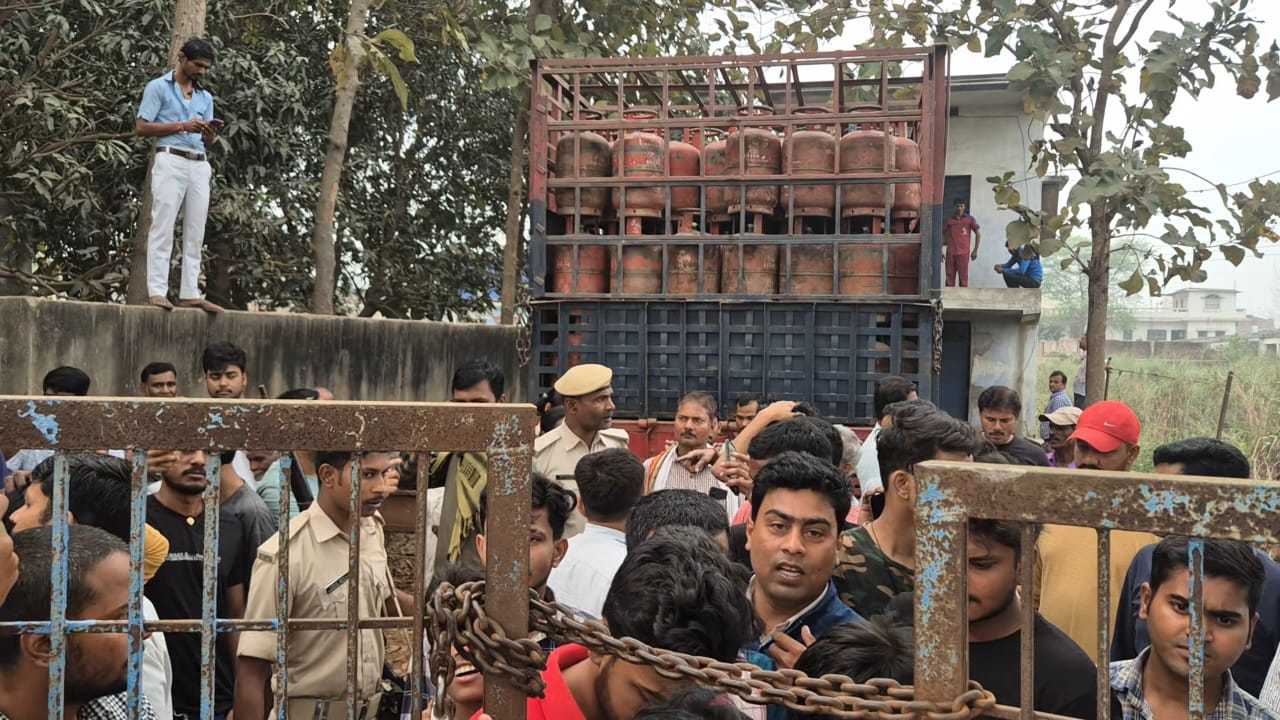 SHEOHAR ; रसोई गैस के लिए, उपभोक्ताओं ने किया हंगामा*