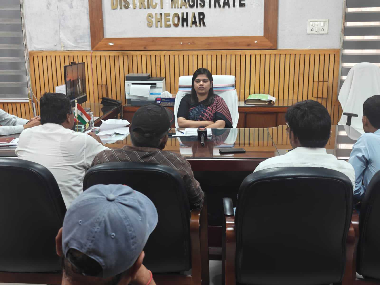 SHEOHAR; गैस की कोई किल्लत नहीं. प्रयाप्त मात्रा में गैस सेलेंडर  का है भण्डार .डीएम