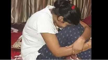 प्रेमी से शादी के लिए बिजली के टावर पर चढ़ी लड़की