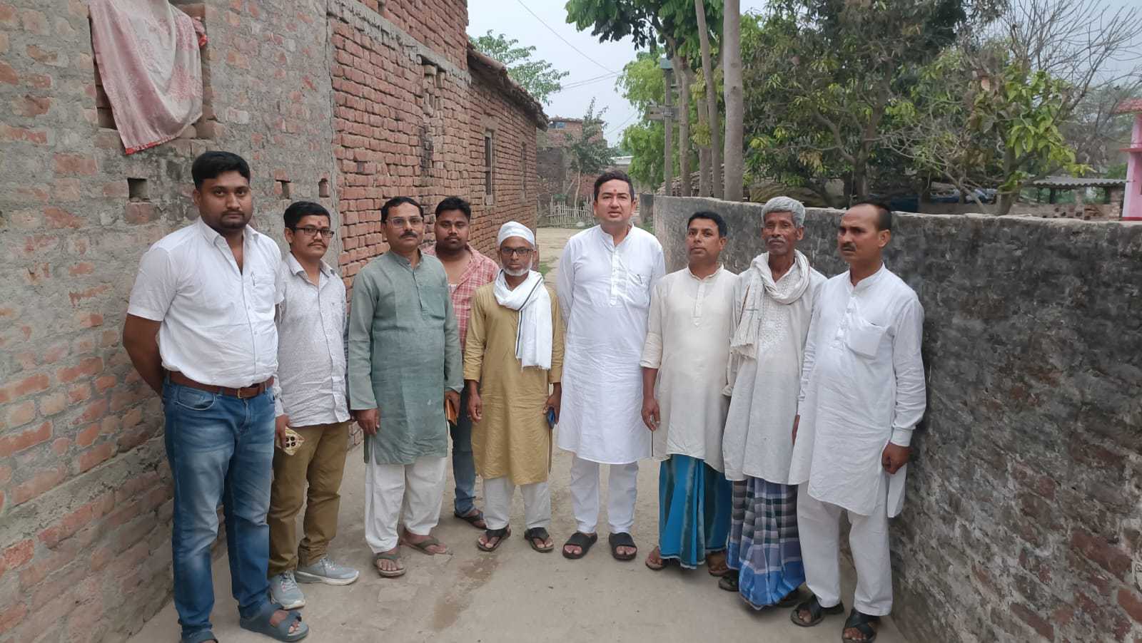 SHEOHAR; अंतिम जुम्मे की नमाज खत्म होते ही आरजेडी नेता ने मुस्लिम भाइयों से मुलाकात कर दी  उन्हें ईद की पूर्व बधाई