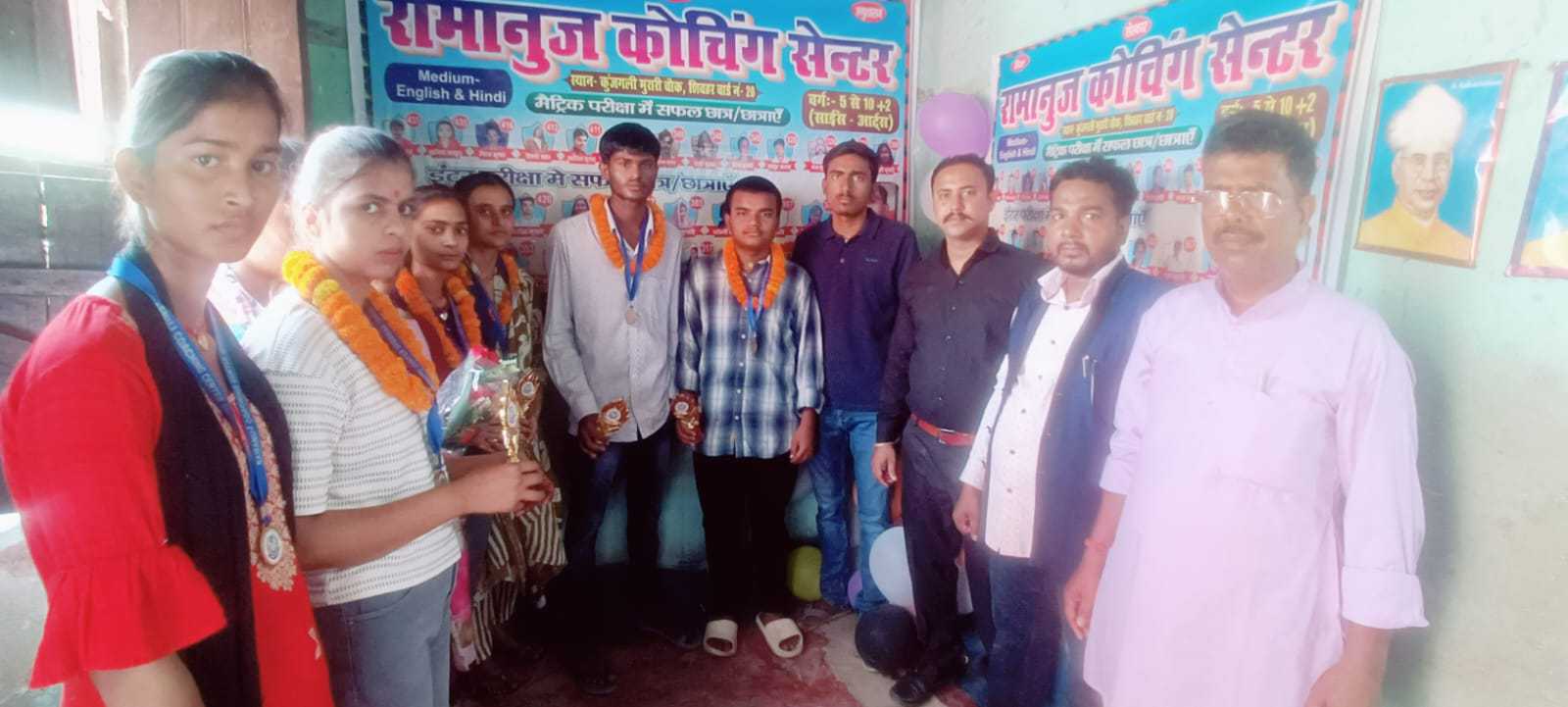 SHEOHAR.इंटर मैट्रिक में बेहतर प्रदर्शन करने वाले छात्र छात्र-छात्राओं को किया गया सम्मानित