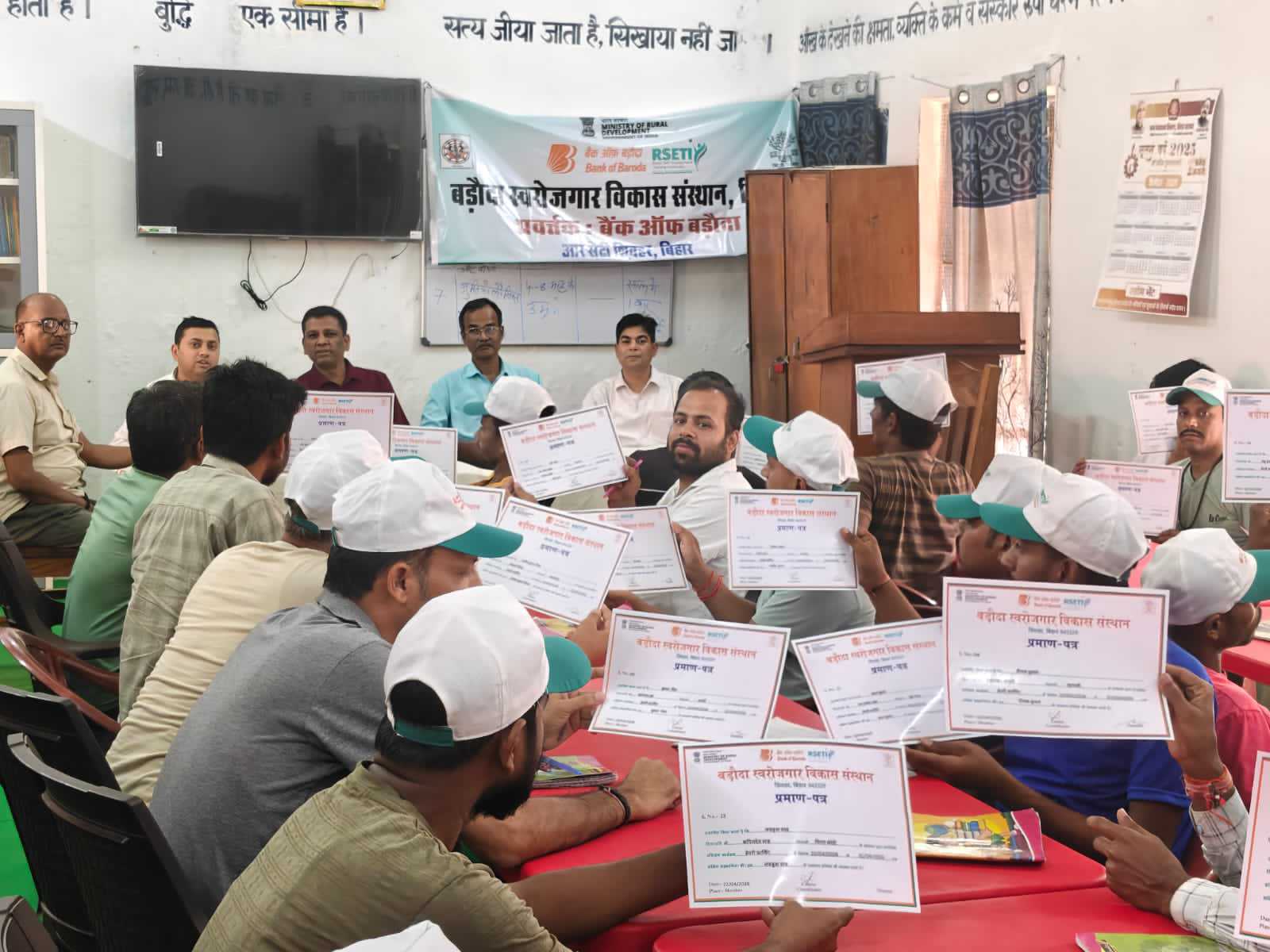 SHEOHAR. मंडल कारा में आयोजित 12  दिवसीय प्रशिक्षण समापन, बंदियों को मिला प्रमाण पत्र।