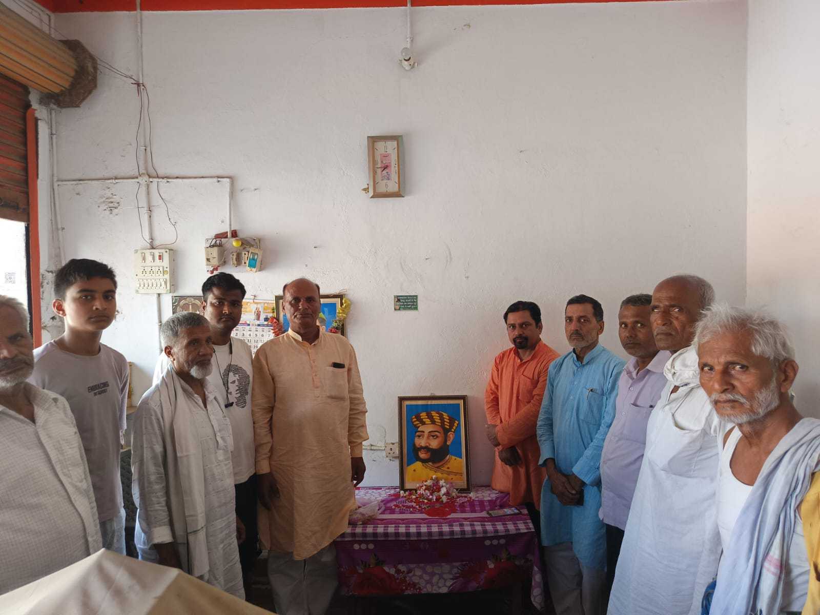 SHEOHAR: तरियानी चौक पर बैक औफ बडौदा भवन में मनाया गया वीर कुवर सिंह की जयंती