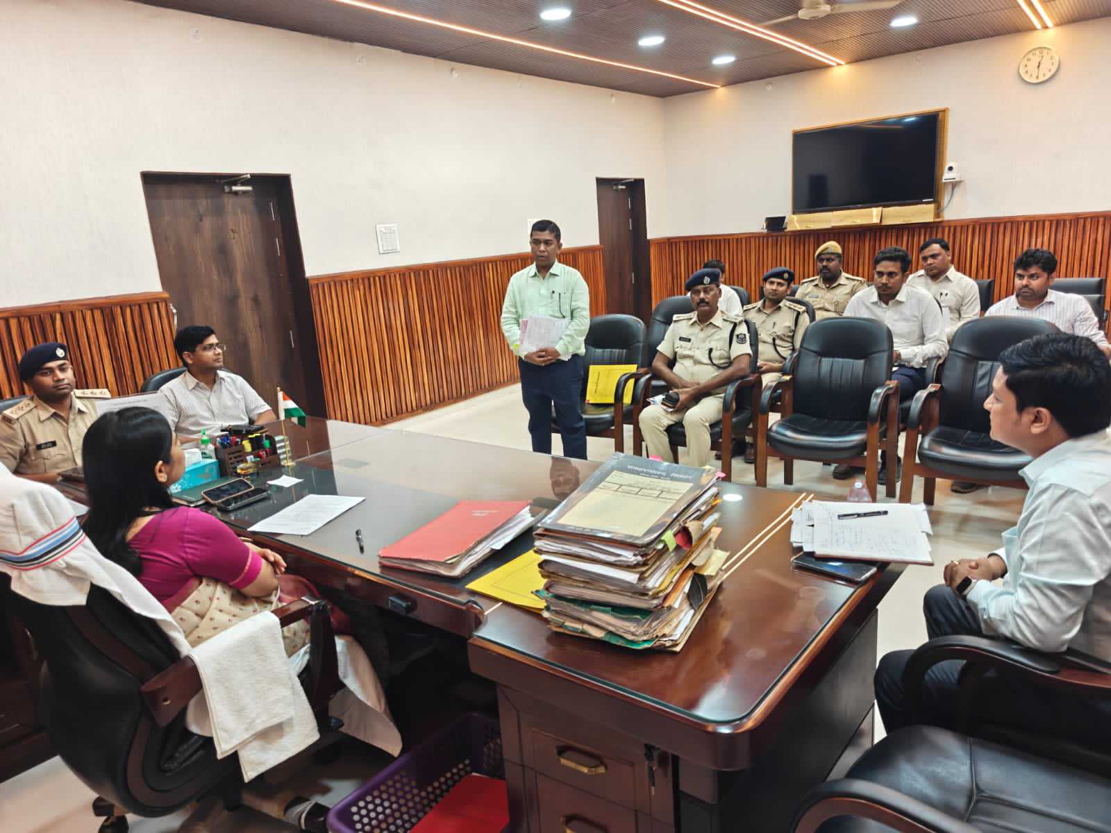 SHEOHAR .अवैध खनन पर DM सख्त, रात में बढ़ेगी चौकसी और होगा ताबड़तोड़ छापेमारी*