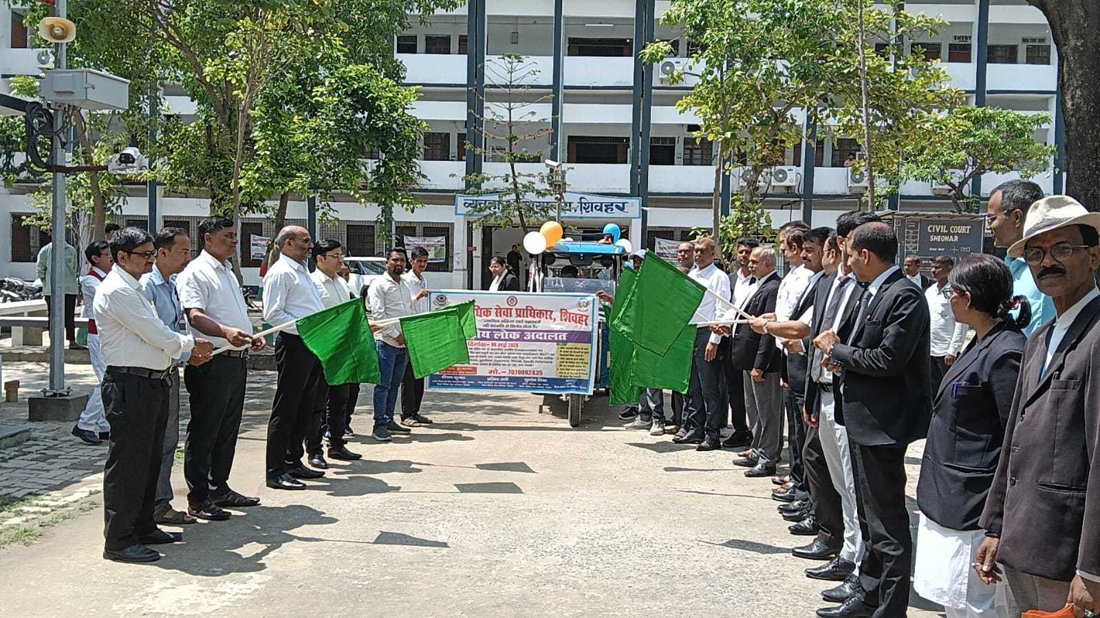 9 मई  को होने वाले राष्ट्रीय लोक अदालत को लेकर  जिला जज ने प्रचार वाहन को हरी झंडी दिखाकर किया रवाना