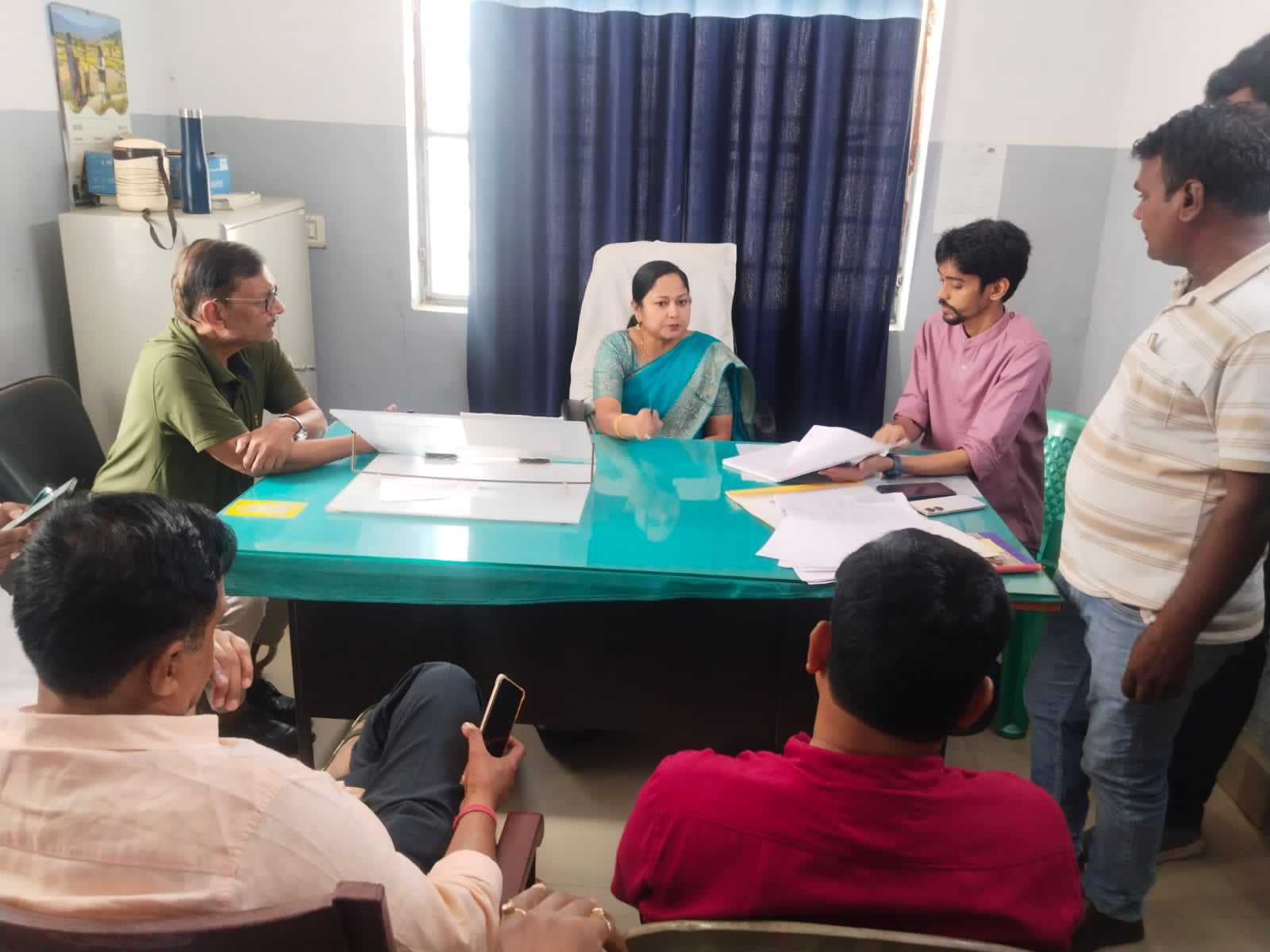 SHEOHAR .विधायक फतेहपुर PHC  किया औचक निरीक्षण, 9:45 बजे तक गायब मिले अधिकांश कर्मी*